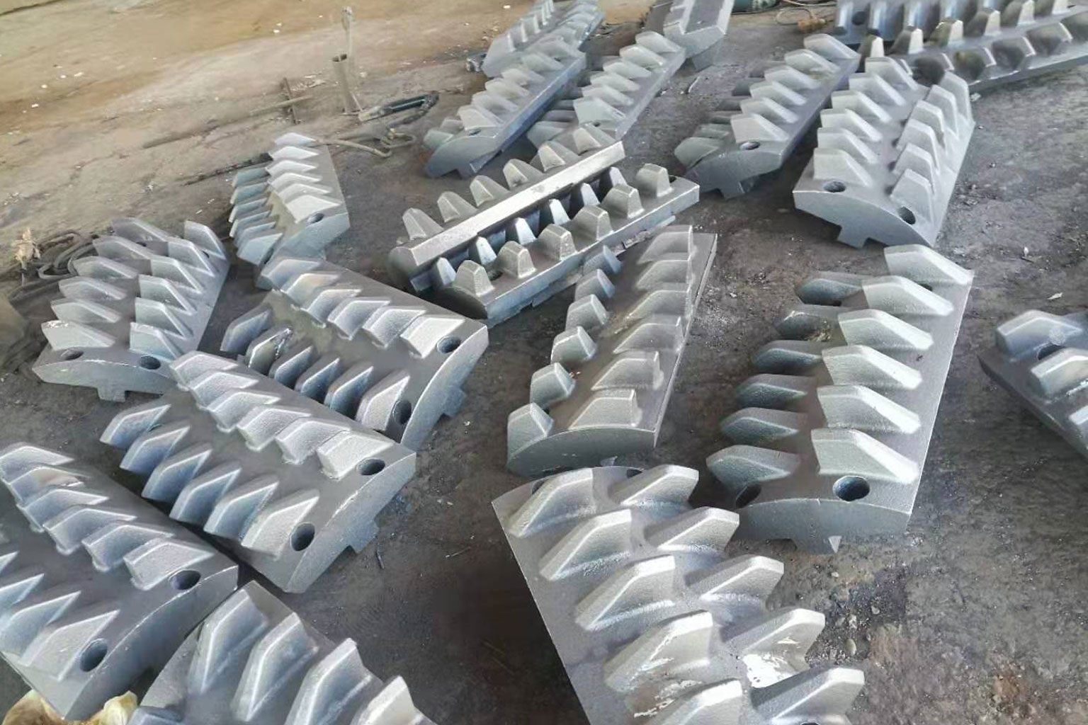 Red Apple Casting, a professional wear-resistant parts casting company, is mainly engaged in double-roll crusher tooth plates, bow tooth plates, production of stone crushing, sand making, powder making, anti-wear alloys, three breaks in production lines, 