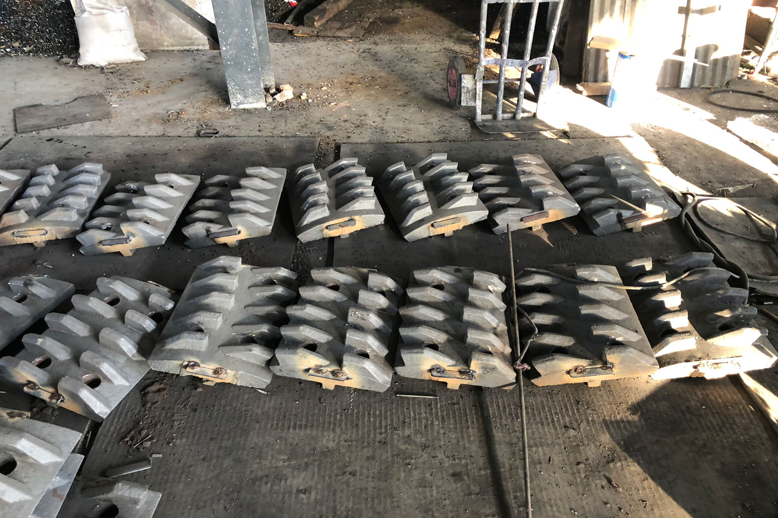 Red Apple Casting, a professional wear-resistant parts casting company, is mainly engaged in double-roll crusher tooth plates, bow tooth plates, production of stone crushing, sand making, powder making, anti-wear alloys, three breaks in production lines, 