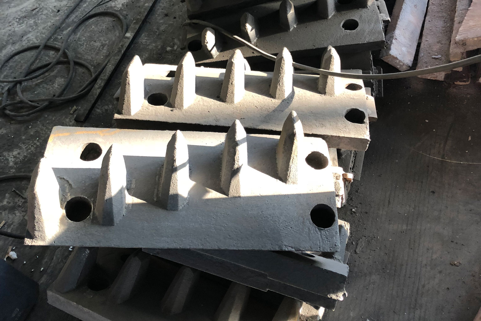 Red Apple Casting, a professional wear-resistant parts casting company, is mainly engaged in double-roll crusher tooth plates, bow tooth plates, production of stone crushing, sand making, powder making, anti-wear alloys, three breaks in production lines, 