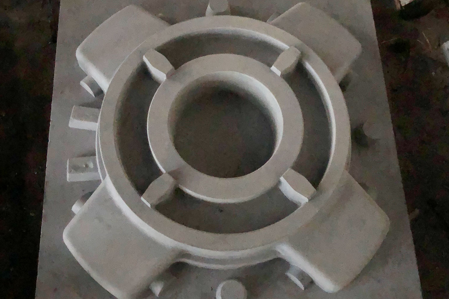 Red Apple Casting, a professional wear-resistant parts casting company, is mainly engaged in the production of crushing teeth with 4 teeth, producing wear-resistant parts such as stone crushing, sand making, powder making, anti-wear alloy, three-break pro