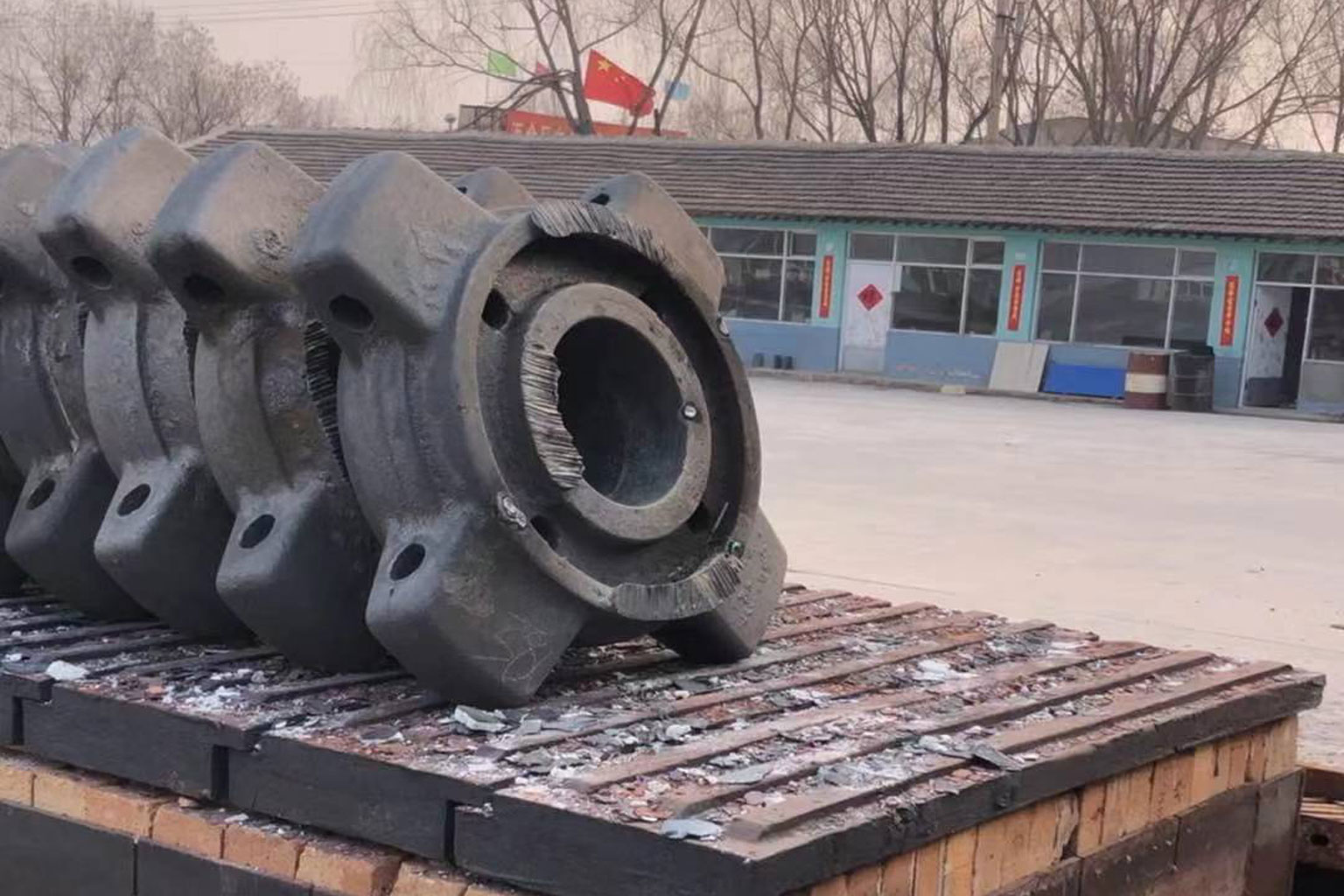 Red Apple Casting, a professional wear-resistant parts casting company, is mainly engaged in the production of crushing teeth with 4 teeth, producing wear-resistant parts such as stone crushing, sand making, powder making, anti-wear alloy, three-break pro