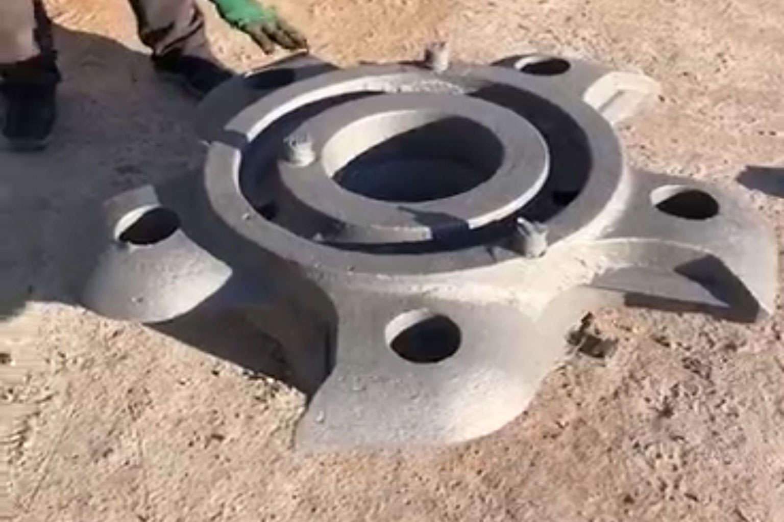 Red Apple Casting, a professional wear-resistant parts casting company, is mainly engaged in the production of crushing teeth with 5 teeth, producing wear-resistant parts such as stone crushing, sand making, powder making, anti-wear alloy, three-break pro