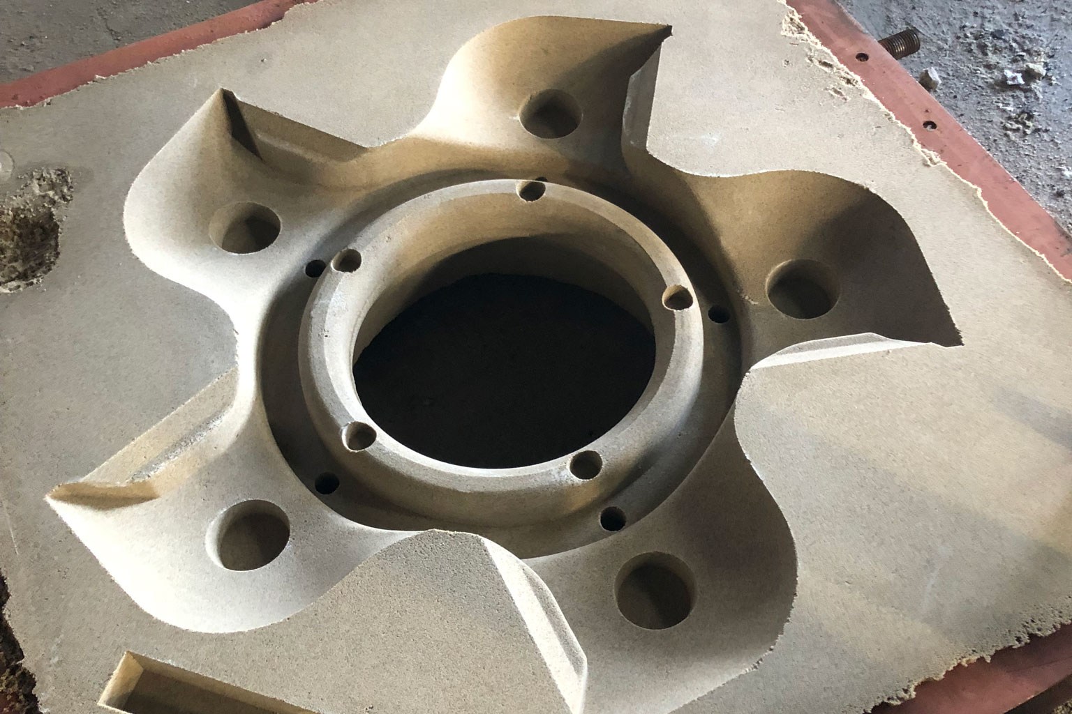 Red Apple Casting, a professional wear-resistant parts casting company, is mainly engaged in the production of crushing teeth with 5 teeth, producing wear-resistant parts such as stone crushing, sand making, powder making, anti-wear alloy, three-break pro