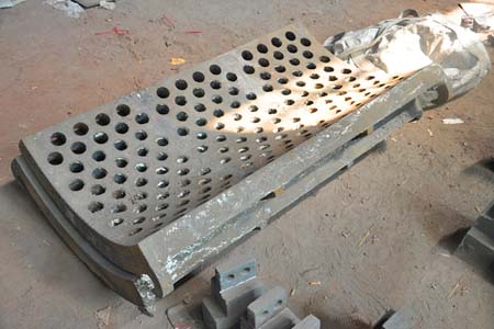 Red Apple Casting, a professional wear-resistant parts casting company, hammer broken screen plate, hammer broken leakage plate, hammer broken orifice plate, forged sieve plate, production line three broken, stone factory fine crushing and other wear-resi