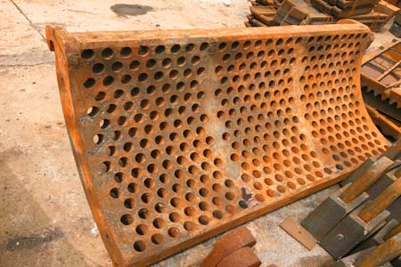 Red Apple Casting, a professional wear-resistant parts casting company, hammer broken screen plate, hammer broken leakage plate, hammer broken orifice plate, forged sieve plate, production line three broken, stone factory fine crushing and other wear-resi