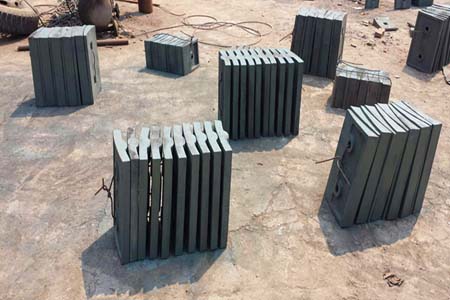 Red Apple Casting, a professional wear-resistant parts casting company, is mainly engaged in counterattack breaking small counterattack liner, small counterattack block, counterattack frame small liner, high manganese steel Mn13Gr2, ultra-high manganese s